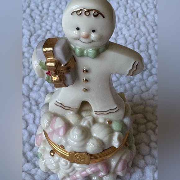Lenox Treasures Gingerbread Box with Gold Accents  A great gift! - Picture 6 of 7